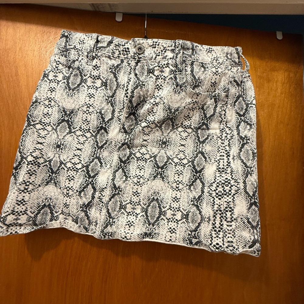 Arizona Jean Company Black and White Snakeskin Mini Skirt